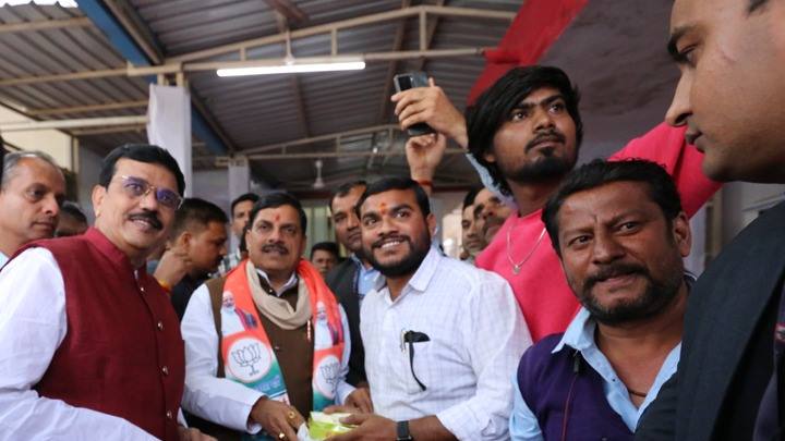 मुख्यमंत्री डॉ. यादव से भेंट कर नागरिकों ने दी बधाई